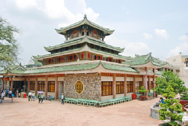 Những ngôi chùa nổi tiếng linh thiêng ở miền Nam - 5 Chùa Bà Chúa Xứ là điểm đến nổi tiếng khắp Miền Nam, tọa lạc tại núi Sam, Châu Đốc, An Giang