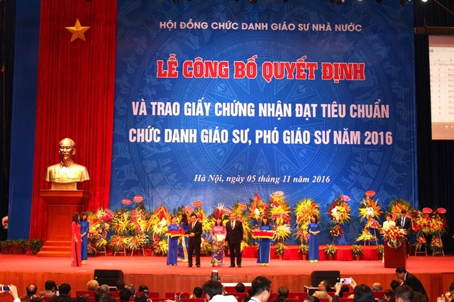 Bộ Nội Vụ: Đề nghị Bộ GD&ĐT đánh giá thực trạng nâng chuẩn đội ngũ GS,PGS - 1
Bộ Nội vụ đề nghị Bộ GD&ĐT cần nghiên cứu theo hướng nâng cao hơn nữa tiêu chuẩn phó giáo sư so với hiện nay. Trên cơ sở tiêu chuẩn của phó giáo sư để quy định tiêu chuẩn của giáo sư cho phù hợp.