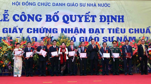 Không nên có chức danh giáo sư, phó giáo sư vĩnh viễn - 1
PGS.TS Nguyễn Sum cho rằng, nếu thực hiện công nhận các chức danh như trong dự thảo là thực hiện theo cách nâng dần tiêu chuẩn theo từng năm cho đến năm 2020, thì đây là cách làm không nghiêm túc, đùa cợt với các chức danh cao quý của Nhà Nước, chưa thực chất trong việc đổi mới và nâng cao chất lượng của các chức danh.