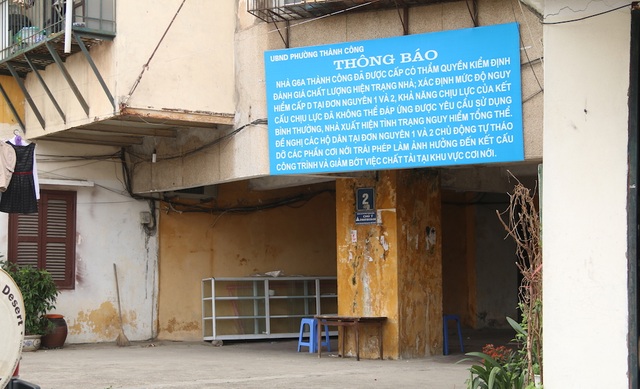 Ung dung sống trong khu tập thể nguy hiểm nhất Hà Nội sát hồ Thành Công - 4
UBND phường Thành Công đã phải gắn biển thông báo ở đơn nguyên 1 và 2...