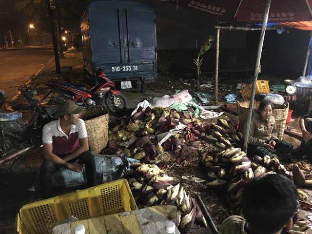 Chuối bào trắng nõn nhờ chất tẩy và hàn the - 1 Cơ sở chuối bào bị lực lượng chức năng kiểm tra