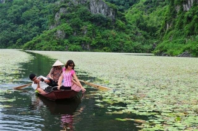 Lên lịch chụp ảnh ở những hồ sen tuyệt đẹp quanh Hà Nội - 4 Quan Sơn được ví như Hạ Long trên cạn với hàng trăm ngọn núi lớn nhỏ giữa bốn bề không gian sông nước mênh mông.