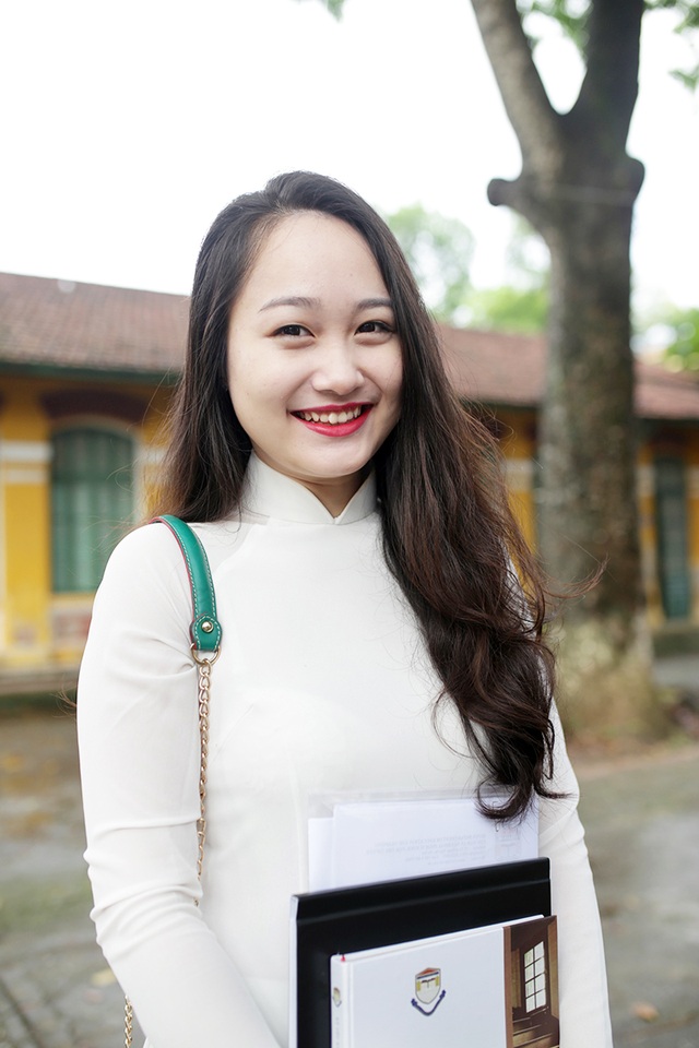 Nữ sinh Hà Nội xinh đẹp trong ngày bế giảng - 1
Nguyễn Thu Hà – cựu Đại sứ Chu Văn An duyên dáng, xinh xắn