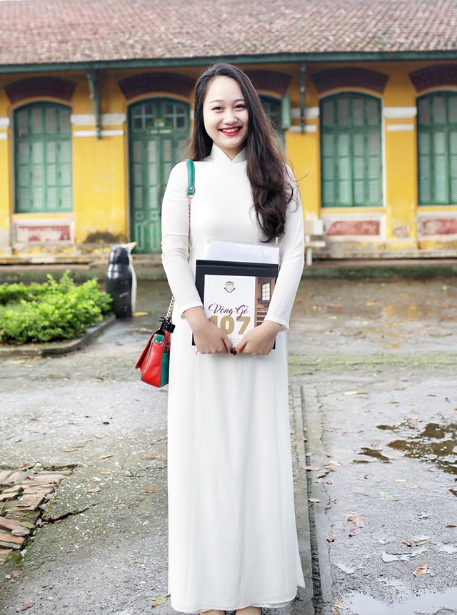 Nữ sinh Hà Nội xinh đẹp trong ngày bế giảng - 2
Thu Hà đăng quang ngôi vị đại sứ của trường khi mới học lớp 10, và luôn gây ấn tượng với thầy cô, bạn bè bởi chiều cao nổi bật và thành tích học tập toàn diện