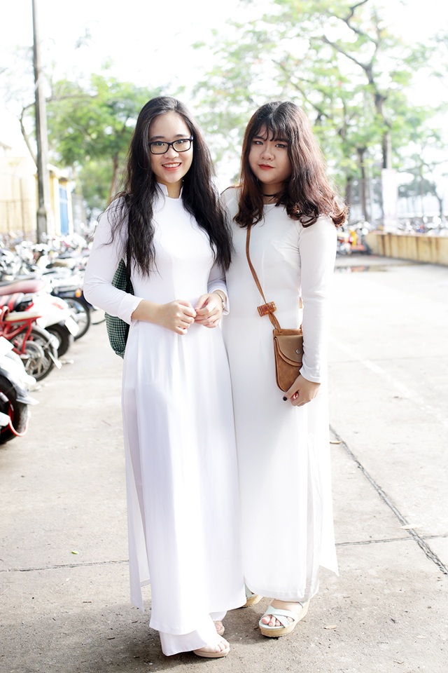 Nữ sinh Hà Nội xinh đẹp trong ngày bế giảng - 3
Nữ sinh trường Bưởi mộc mạc, trong trẻo khi diện tà áo dài trắng