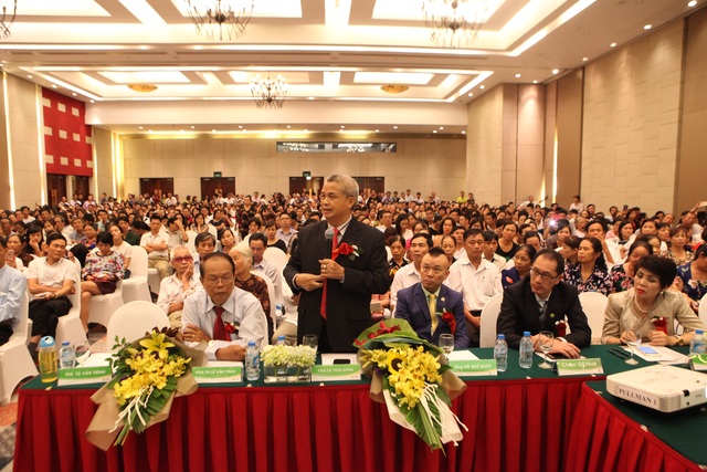Ung thư: 40% là do ăn uống - 1 PGS.TS Trần Đáng giải đáp những câu hỏi của khách mời tham gia hội thảo.