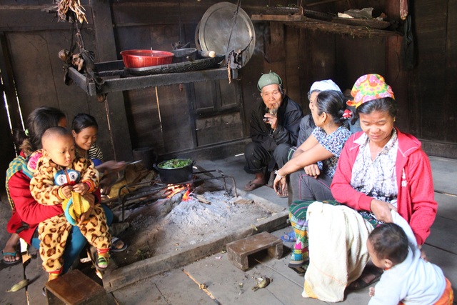 Cuộc hôn nhân đáng mơ ước của đôi vợ chồng Khơ-mú, nơi địa đầu xứ Nghệ - 4 Vợ chồng cụ The cùng các cháu, chắt quây quần bên bếp lửa ngày đầu năm.