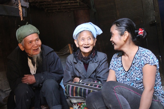 Cuộc hôn nhân đáng mơ ước của đôi vợ chồng Khơ-mú, nơi địa đầu xứ Nghệ - 2 Vợ chồng cụ The và cô cháu gái hiện cũng đã lên chức bà ngoại.