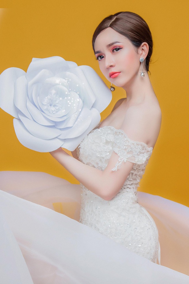 Sốc với chàng trai bỏ cả tỷ đồng hóa hot girl đẹp "không góc chết" - 4
Hiện nay Bé Nịu đang là một gương mặt hot trong giới LGBT bởi ca phẫu thuật cực kỳ thành công của mình