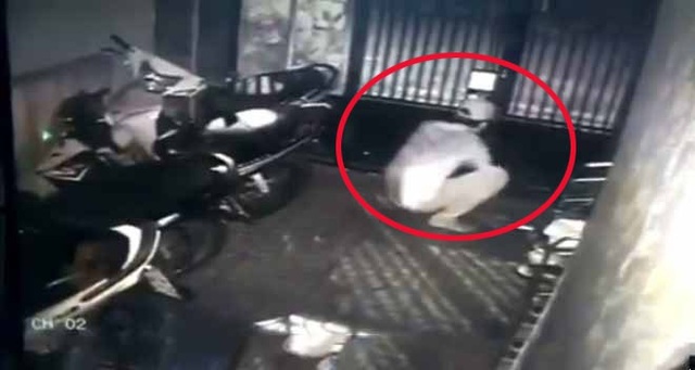 Ngủ say, quên khóa cửa bị kẻ trộm "nẫng" mất xe máy cùng điện thoại - 1 Nhậu say ngủ quên khóa cửa bị trộm lấy mất xe máy cùng điện thoại (ảnh minh họa)