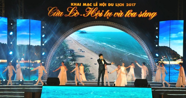 Ca sĩ Đan Trường mở đầu chương trình với ca khúc Biển và khát vọng của nhạc sĩ Lê Quang. Đây là lần đầu tiên Đan Trường thể hiện ca khúc này tại lễ hội Du lịch Cửa Lò 2017.