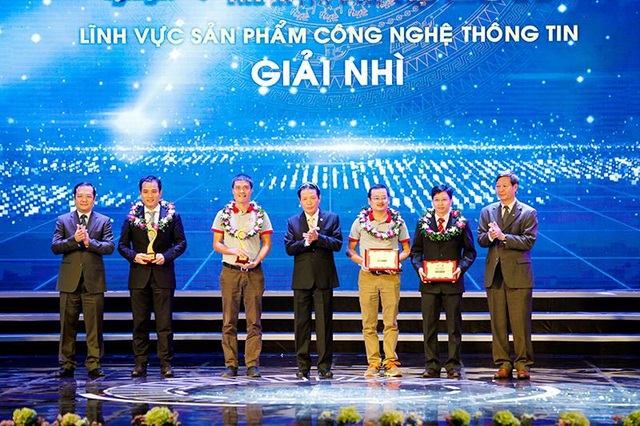 Giải Nhì CNTT: Ba năm ấp ủ công nghệ tạo ra những văn bản “sạch” - 1 Giải Nhì được trao cho DoIT tối 16/11 (ảnh: Việt Hưng)