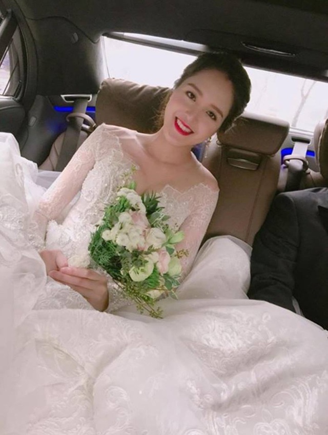 Lộ diện vị hôn phu điển trai của Á hậu Hoàng Anh - 10 Cô dâu Hoàng Anh xinh đẹp dịu dàng như nàng công chúa trong chiếc váy cưới tinh khôi. Một người bạn của Á hậu tiết lộ, cô mặc váy cưới của NTK Chu Thanh Phong. (Ảnh: Mai Phan).