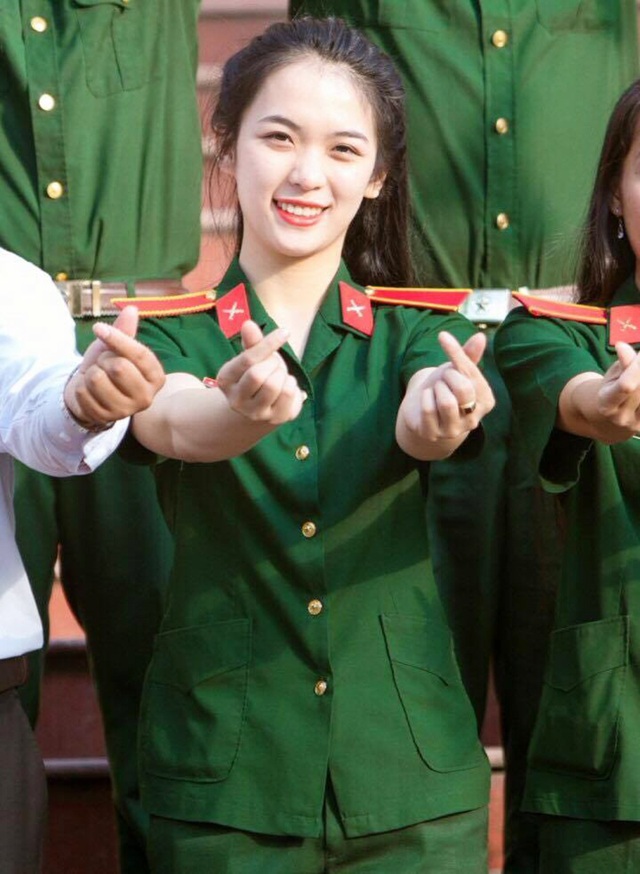 Cô giáo Quốc phòng xinh và vui tính thế này, học sinh nào chẳng "mê" - 7 Có cô giáo như thế này thì học sinh chẳng còn ngại môn Quốc phòng nữa