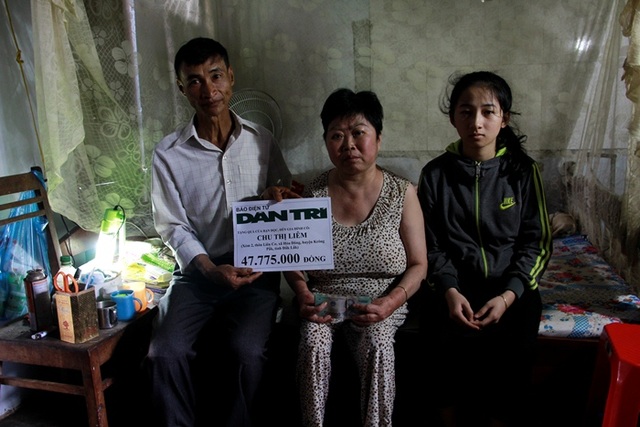 Trao trên 47 triệu đồng cho người phụ nữ nghèo bị liệt - 1
Đại diện chính quyền xã Hòa Đông thay mặt báo Dân trí gửi trao số tiền 47.775.000 đồng đến mẹ con cô Liêm