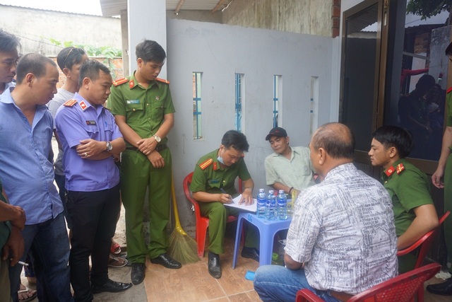 Phát hiện người đàn ông chết bất thường sau nhà dân - 1
Cơ quan công an điều tra cái chết của anh Quảng