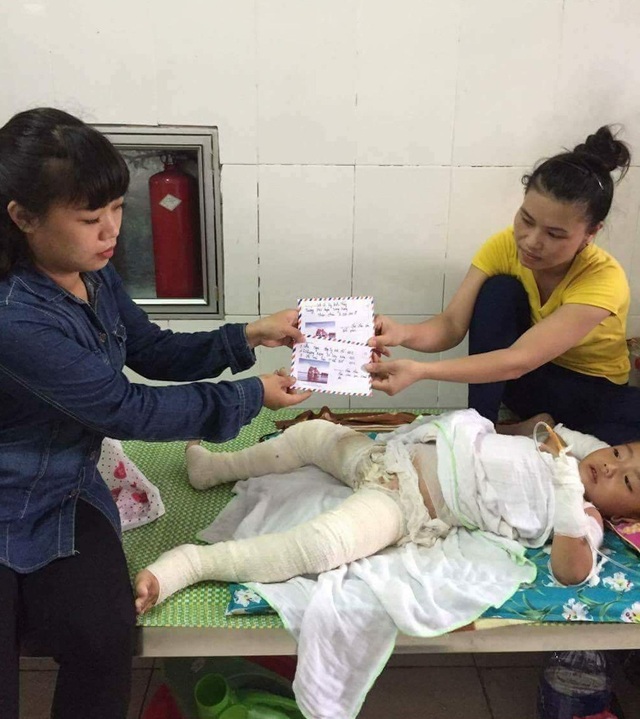 Tấm lòng nhân ái của cô giáo Lê - 2 Thông qua Facebook, Zalo của Cô Lê đã kêu gọi được nhiều nhà hảo tâm, cá nhân kịp thời cháu Lô Hà An bị bỏng nặng tại bệnh viện Bỏng Hà Nội.