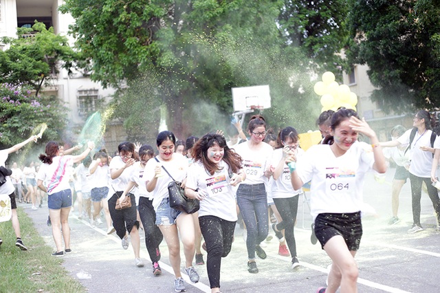 
Khi tiếng hô “Xuất phát” vừa dứt, hơn 100 sinh viên của Đại học Hà Nội đã lao mình vào đường đua, mặc cho những “đám mây bột” liên tục bay ra
