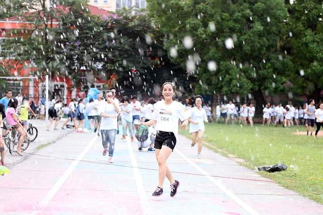 Sinh viên ĐH Hà Nội xả stress với đường chạy bột màu - 3
Trải nghiệm “tuyết rơi mùa hè” ngay tại sân trường mình là một kỉ niệm đáng nhớ của những sinh viên Đại học Hà Nội trước khi bước vào kì thi cuối kì căng thẳng
