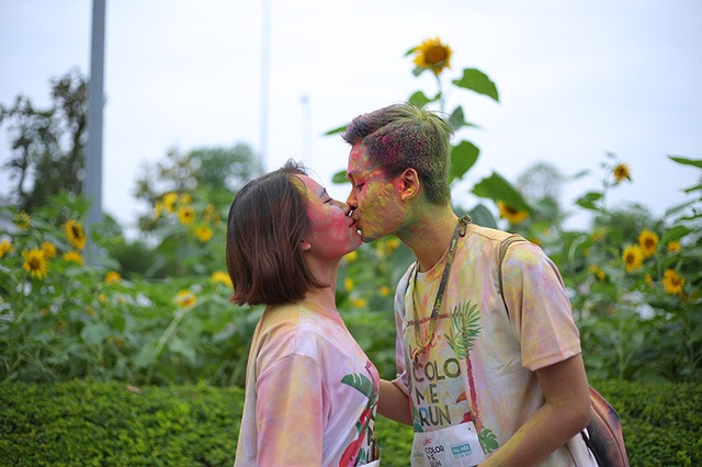Những nụ hôn “sắc màu” của bạn trẻ Hà thành - 3
Những cặp đôi đã có một buổi chiều cuối tuần tràn ngập niềm vui và sự lãng mạn