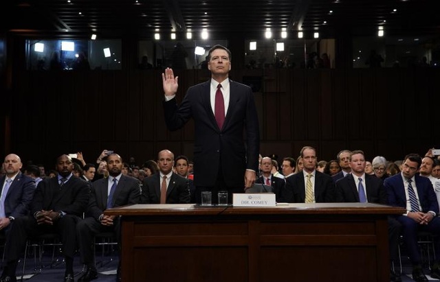 Cựu Giám đốc FBI nghi ngờ Nhà Trắng nói dối - 7
Cựu Giám đốc FBI James Comey giơ tay tuyên thệ trước khi bắt đầu phiên điều trần trước Ủy ban Tình báo Thượng viện Mỹ tại trụ sở quốc hội ngày 8/6 (Ảnh: Reuters)
