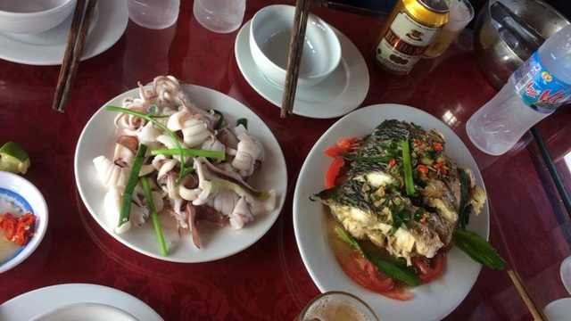 Những vụ “chặt chém” du khách gây ồn ào nhất năm 2017 - 4 Du khách tố nhà tàu chặt chém giá trên vịnh Hạ Long