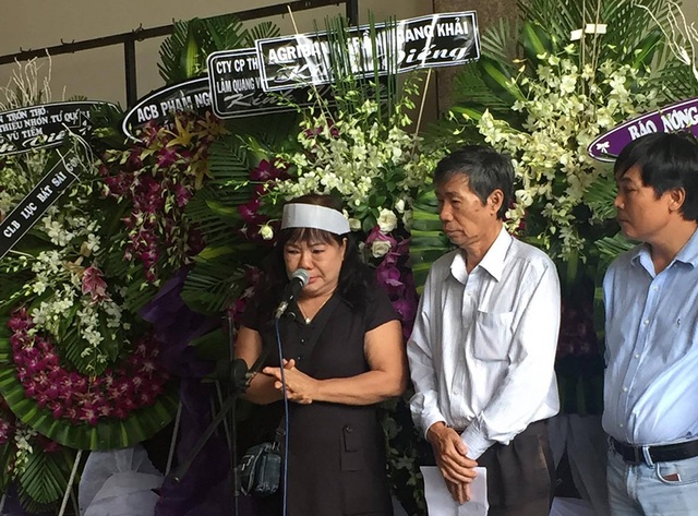 Tiễn biệt nhà thơ Thanh Tùng về nơi chín suối... - 6 Em gái nhà thơ Thanh Tùng thay gia đình đọc lời cảm tạ, bà không ngăn được xúc động trước giờ khắc tiễn biệt.