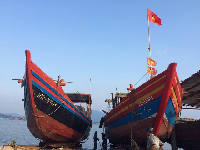 Khát vọng đóng tàu lớn vươn khơi của người lính Trường Sa - 2 Đây những con thuyền ông Sơn tham gia đóng. Có còn tàu lớn có công suất 380CV