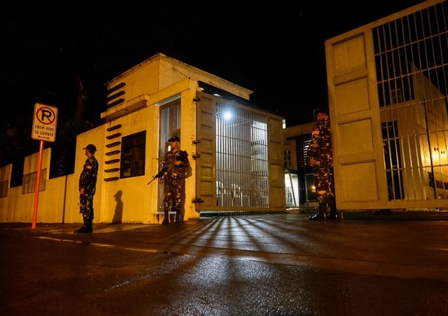 
Binh sĩ Philippines canh gác bên ngoài một văn phòng chính phủ trên đảo Mindanao tối 23/5. (Ảnh: EPA)
