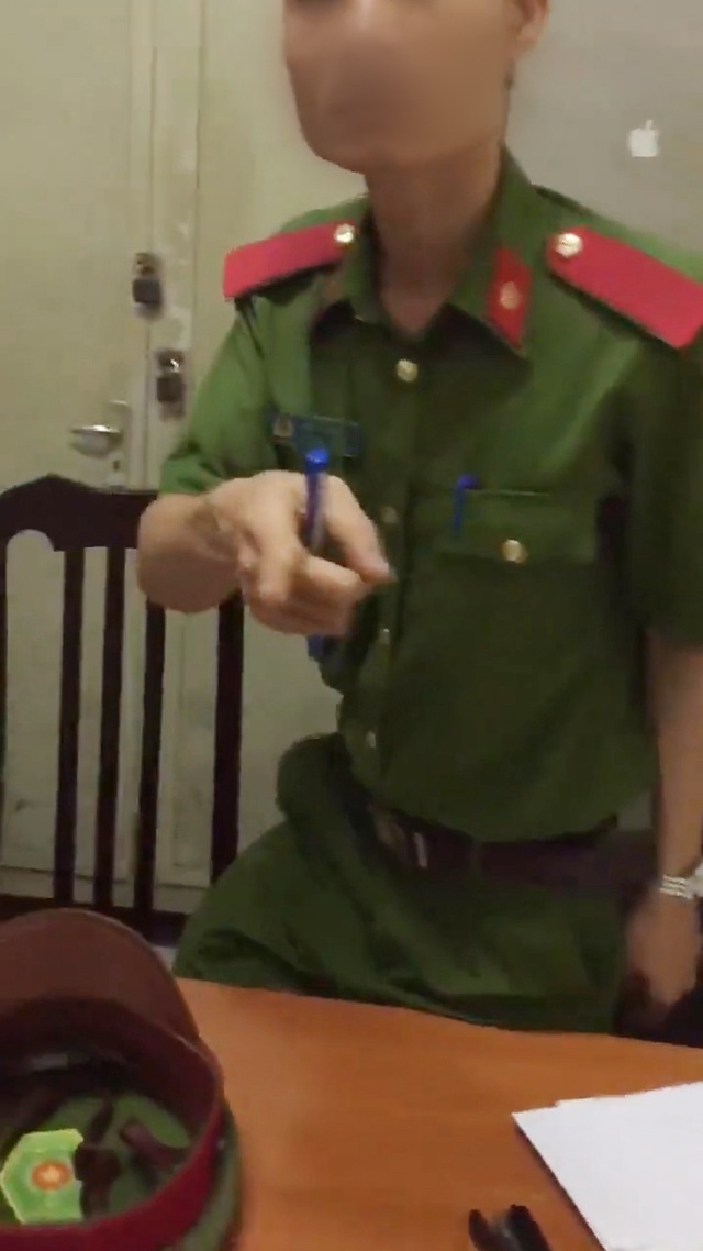 Công an bác việc hành hung người quay clip tại trụ sở - 1 Cán bộ công an này đã yêu cầu người quay clip cất điện thoại, không được quay phim (Ảnh cắt từ clip).