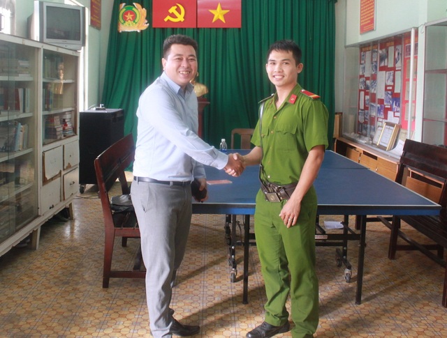 Trung sĩ Cảnh sát cơ động trả lại ví cho người đánh rơi - 1 Trung sĩ Nguyễn Đoàn Huy Hùng trao trả tài sản cho anh Nhựt