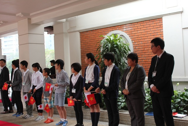Người Nhật háo hức tiếp kiến Nhật hoàng tại Hà Nội - 9
Học sinh Nhật Bản đang học tập tại Việt Nam chào đón người lãnh đạo đứng đầu nước mình.