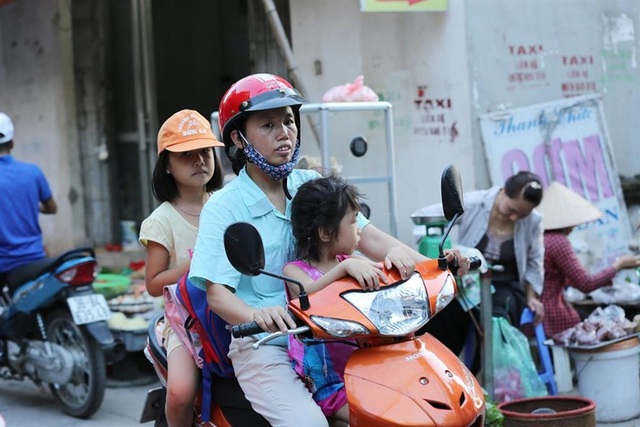 Công nhân bộn bề nỗi lo cho con đi học - 1 Công nhân KCN Thăng Long đón con sau giờ tan ca. (Ảnh: Hải Nguyễn)