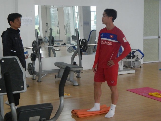 HLV Park Hang Seo nhận thêm tin vui trước ngày đi Trung Quốc - 1
Công Phượng (phải) trong phòng tập gym