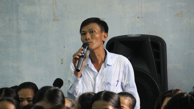 Lo ngại nước thải “hủy diệt” môi trường, người dân đề nghị không cho doanh nghiệp xả thải - 4 Nhiều người dân phản đối việc xả thải của công ty dệt nhuộm