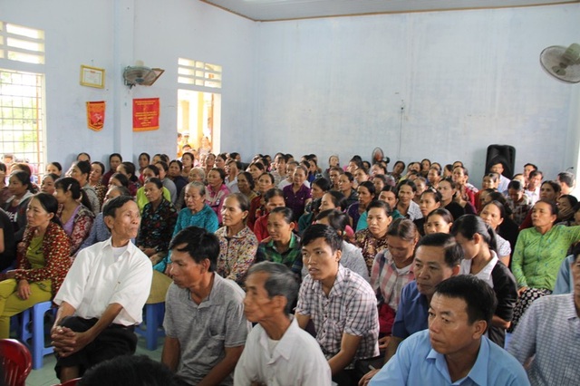 Lo ngại nước thải “hủy diệt” môi trường, người dân đề nghị không cho doanh nghiệp xả thải - 5 Hàng chục người dân tham gia buổi đối thoại