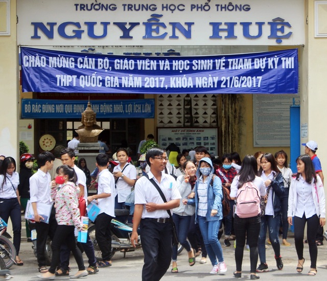 Hàng nghìn điểm 10 trong kỳ thi THPT quốc gia 2017 - 2
Có 50 thí sinh ở Phú Yên xuất sắc giành điểm 10 trong kỳ thi THPT Quốc gia 2017 (ảnh Trung Thi)