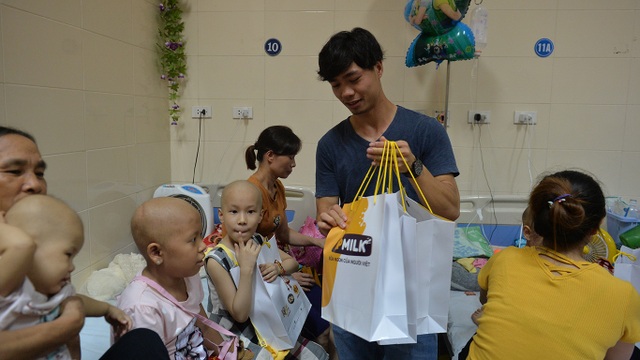 Công Phượng và các đồng đội trao quà Trung Thu cho các bệnh nhi ở viện K (Hà Đông - Hà Nội)