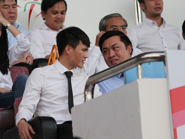 Công Vinh chỉ bị cảnh cáo và kỷ cương lỏng lẻo tại V-League - 1 Công Vinh đã có những ohát biểu thiếu kiềm chế đến lần thứ 2 tại V-League năm nay, nhưng vị quyền chủ tịch CLB TPHCM hầu như chẳng bị phạt gì (ảnh: Trọng Vũ)