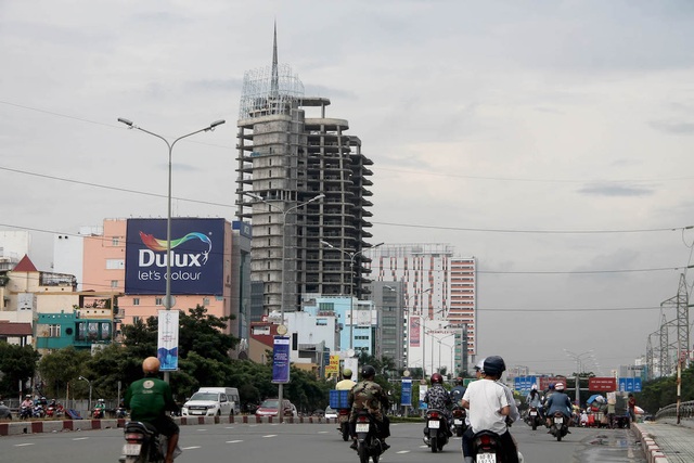 Những toà nhà trăm tỷ "xấu xí" ở khu đất vàng của TPHCM - 2 Đi qua đường Điện Biên Phủ, quận Bình Thạnh người dân dễ dàng nhìn thấy hai cao ốc ngay mặt tiền đường đã xây thô xong nhiều năm qua nhưng vẫn chưa được hoàn thành.