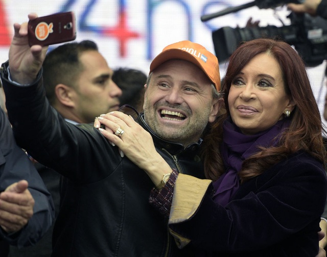 Ảnh "tự sướng" của các nguyên thủ thế giới - 6
Cựu Tổng thống Argentina Cristina Fernandez de Kirchner chụp ảnh cùng tay đua Marcos Di Palma tháng 9/2015 (Ảnh: AFP)