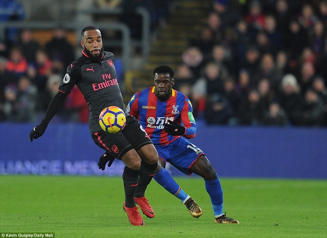 Crystal Palace 2-3 Arsenal: Cú đúp của Sanchez - 2
Lacazette (trái) che chắn bóng trước sự áp sát của Schlupp (phải)