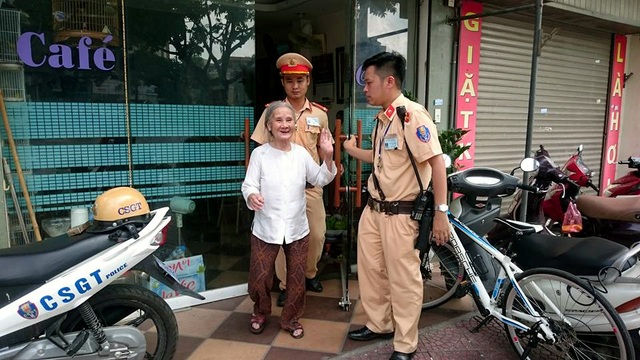 Cán bộ, chiến sĩ Công an không được dọa nạt dân - 1
CSGT giúp cụ bà đi lạc tìm được người thân. (Ảnh: Tiến Nguyên)