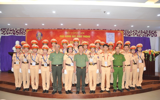 Bộ Công an huấn thị gần 1.000 Cảnh sát giao thông trước thềm APEC - 2 Lãnh đạo Bộ Công an và các nữ CSGT làm nhiệm vụ tại Tuần lễ cấp cao APEC