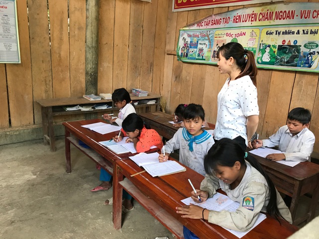 Vụ nhiều giáo viên không nhận được tiền hỗ trợ tàu xe: Chi trả hơn 1 tỷ đồng - 2 Với tình yêu nghề, các cô giáo ở miền xuôi lên cắm bản để gieo chữ nhưng mỗi khi dịp lễ tết vẫn không được chi trả hỗ trợ tiền tàu xe đầy đủ.