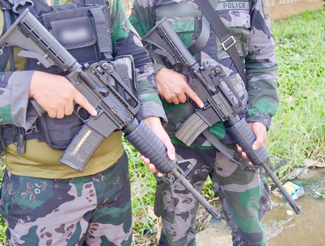 Trung Quốc bị nghi tặng súng kém chất lượng cho Philippines - 10
CQ-A5 là sản phẩm của Tập đoàn Công nghiệp phương Bắc Trung Quốc (Norinco), chúng được cho là phiên bản nhái của khẩu súng trường tấn công M-4 nổi tiếng của Mỹ.