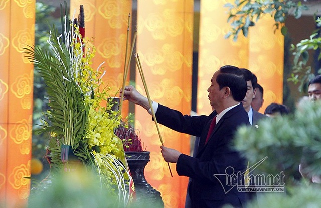 Chủ tịch nước dâng hương khai Xuân tại Hoàng thành Thăng Long - 1
Chủ tịch nước Trần Đại Quang đã đến dâng hương tưởng nhớ các bậc tiên đế, các bậc hiền tài có công với nước. (Ảnh: VietNamnet)