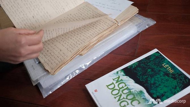 Báo chí quốc tế viết về cụ bà Việt Nam 97 tuổi “siêu” công nghệ - 2 Cuốn sách Ngược dòng của cụ Lê Thi (Ảnh: Mediacorp)
