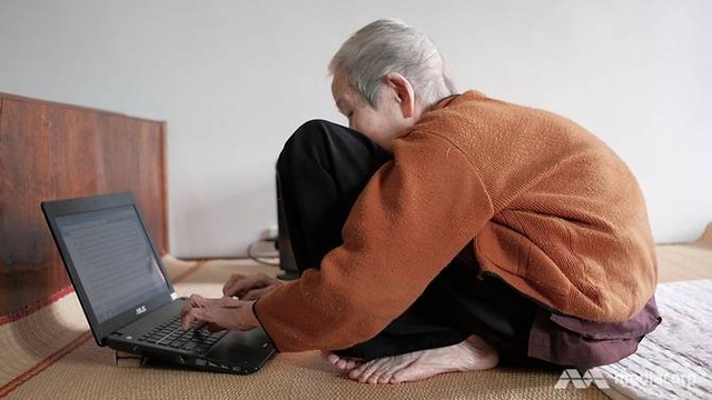 Báo chí quốc tế viết về cụ bà Việt Nam 97 tuổi “siêu” công nghệ - 1 Cụ Lê Thi thao tác thành thục trên máy tính xách tay (Ảnh: Mediacorp)