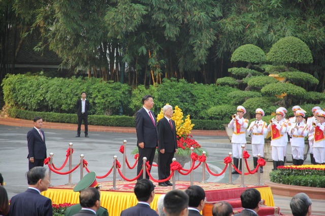 
Tiếp đó, Tổng Bí thư Nguyễn Phú Trọng và Chủ tịch Trung Quốc bắt đầu nghi lễ chào cờ, cử hành quốc ca hai nước.
